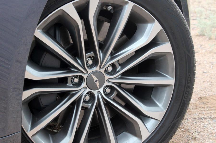 Колеса Hyundai Genesis 2014 года  (NA) (фото 85 из 105)